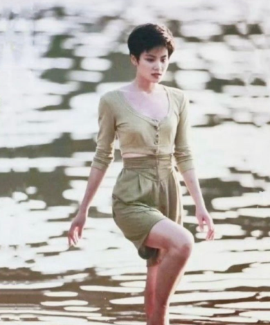 21岁的王菲原来长这样，35年前原来就这么时尚动人了​​​