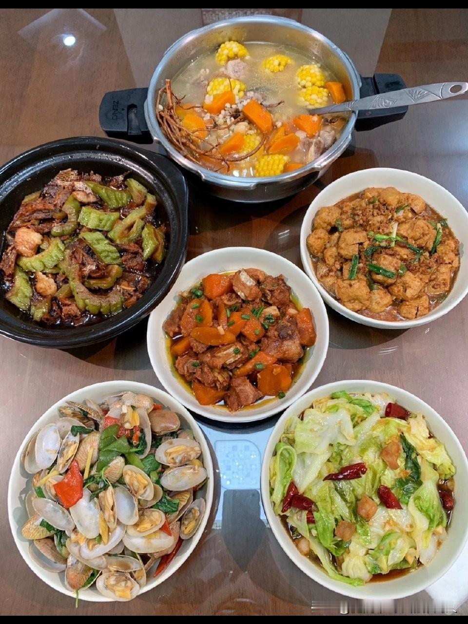 昨天儿媳提出想和我们一起吃饭，我没答应。昨天儿子一家回来吃饭，吃饭时儿媳突然说