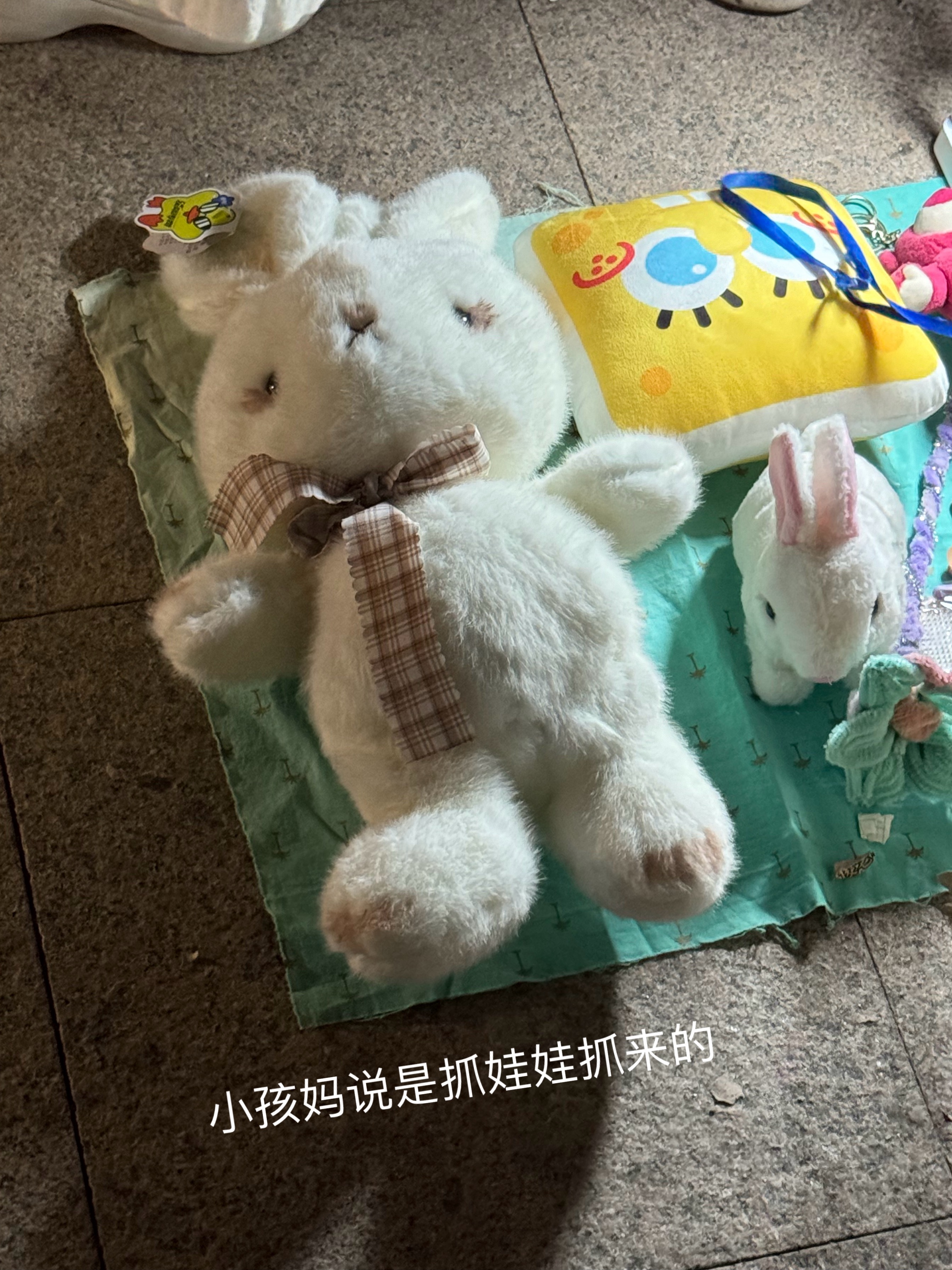 我们小区太有趣了，有个小男孩摆了一个拼豆的小摊，我凑过去他问我“阿姨你要买什么吗