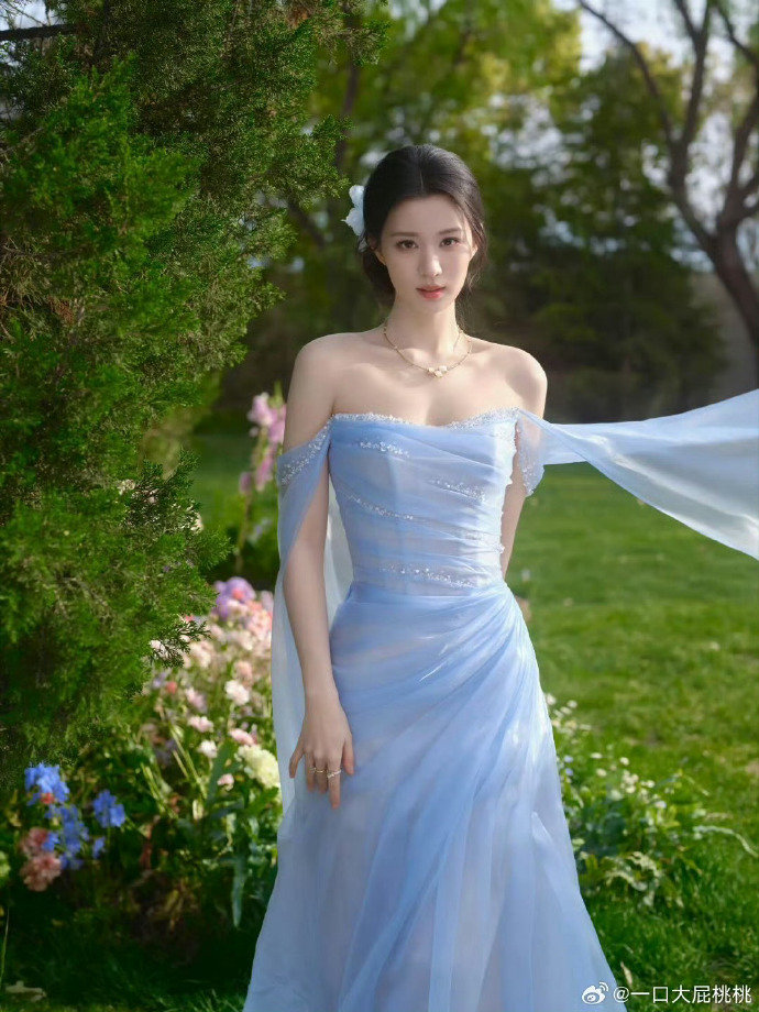 王楚然蓝色飘带礼服王楚然抹胸蓝裙抹胸蓝裙勾勒曼妙身姿，飘带舞动尽显灵动仙气