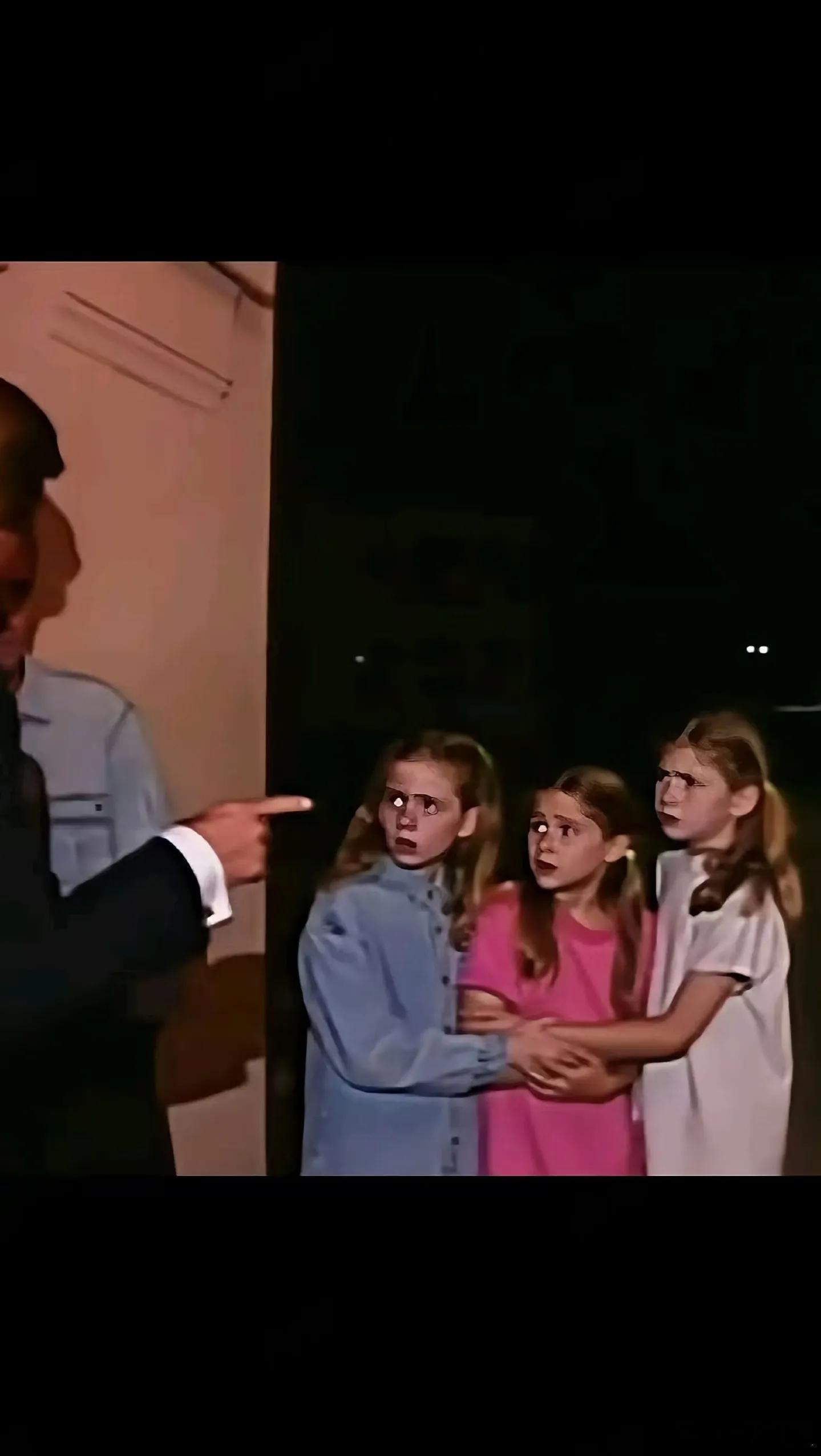 美国网友挖出来多年前的一个视频截图，爱泼斯坦带了一个客人挑选小女孩，大家能看出来