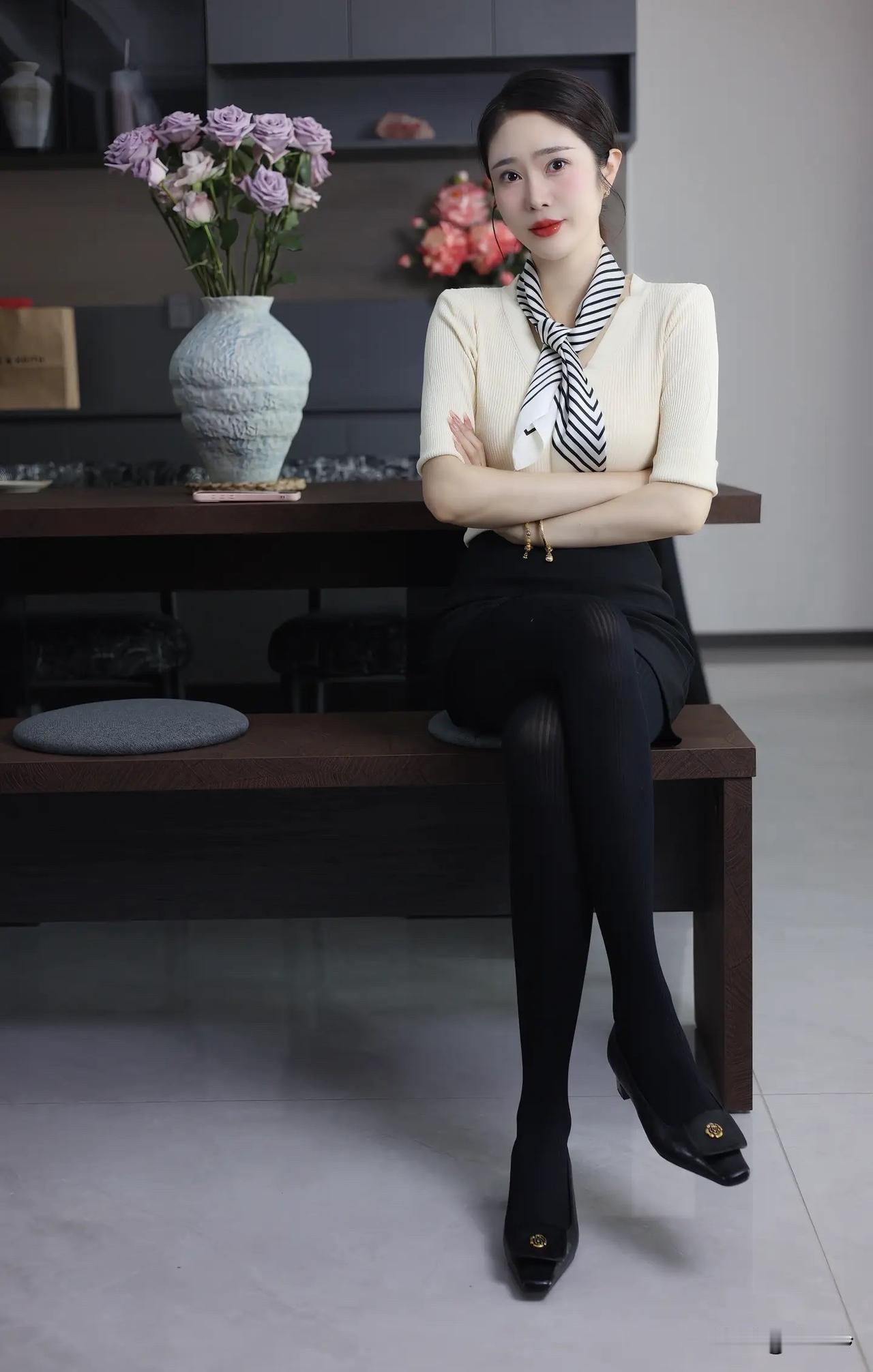 优雅职场风，黑白条纹衬衫搭配黑色短裙，尽显干练气质！💄👠