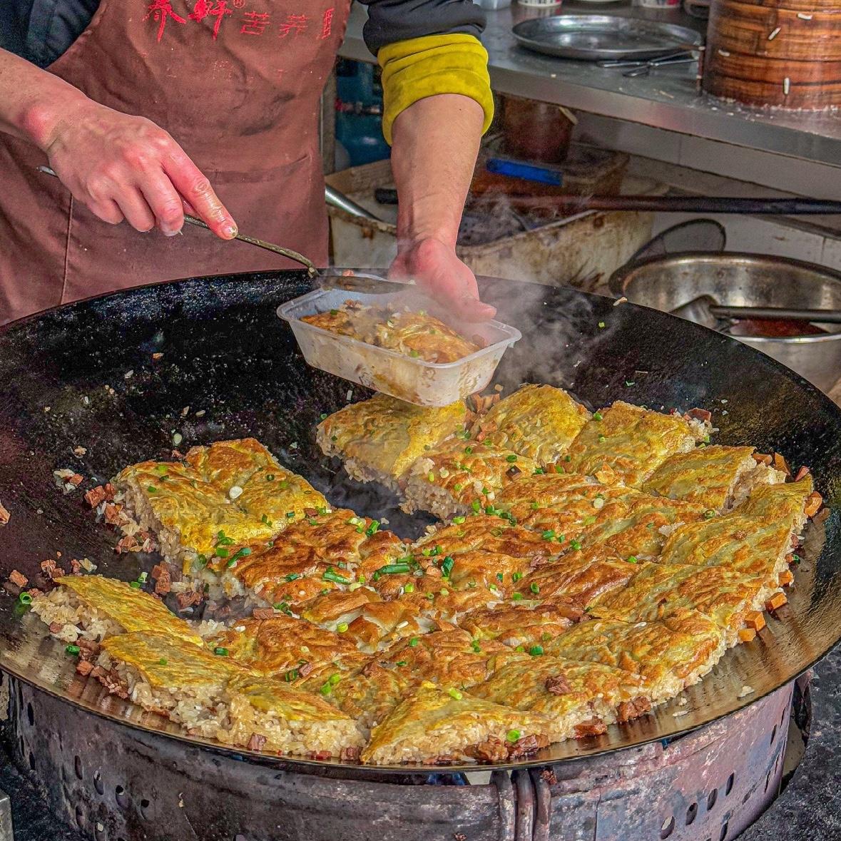 好几个湖北人给我安利武汉豆皮，说过早吃豆皮简直是一绝。我去武汉吃了一下，作为一个