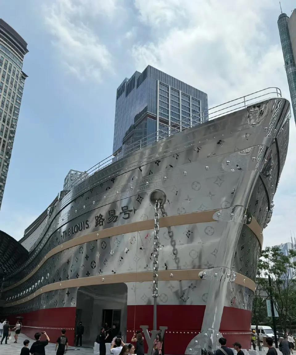 LV上海大秀阵容火了！不是因为那艘巨轮设计多炫，不是因为三层展览咖啡馆多