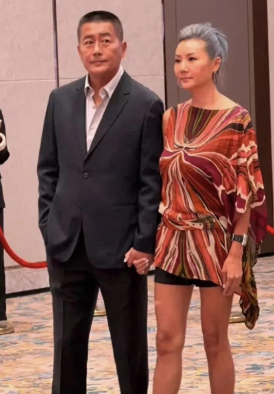 高曙光在新剧发布会上被问保养秘诀他指着台下的王玲笑道：“我家教练管饭又管骂”