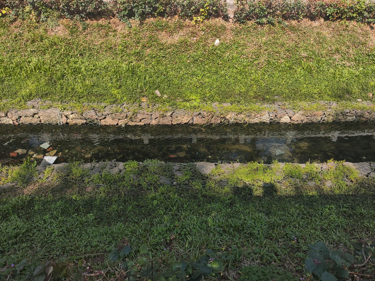 突然发现这个网格挺能增颜值的。之前的时候我还以为是瓷砖的，还在想这个瓷砖铺在