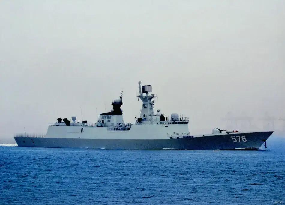 大庆舰出名了。据外媒传出来的消息，咱们的大庆舰给油轮护航，直接冲破了美国在霍尔