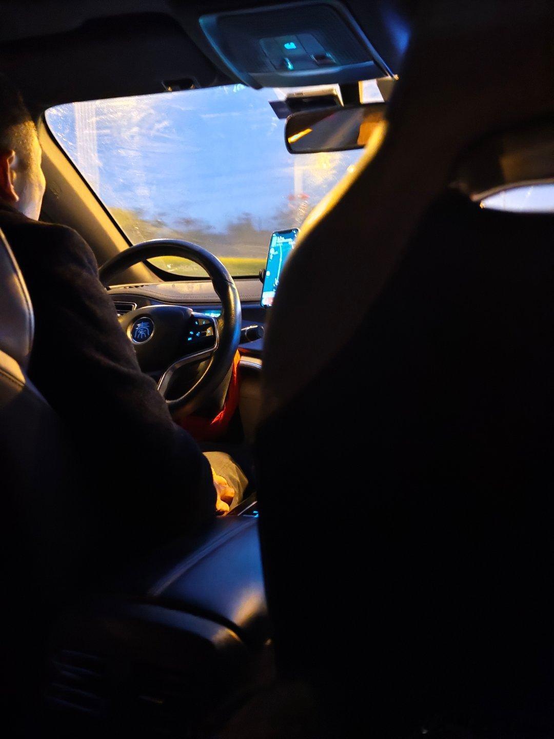 早起去出差车开了一半司机大哥不知道从哪掏出的包子开始吃起来了你们懂那种密闭小空间