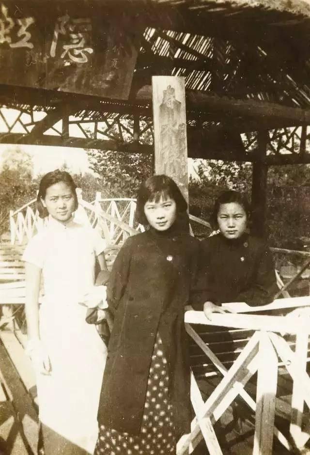 这张三十年代初留存下来的老相片，记录下徐悲鸿的情人、学生——少女时期的孙多慈。彼