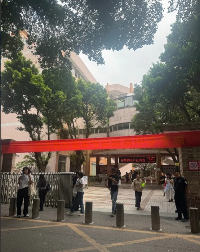 朋友在本地一所中学当教务主任，他们学校最近缺数学老师，推荐我儿媳去代课，月工资大
