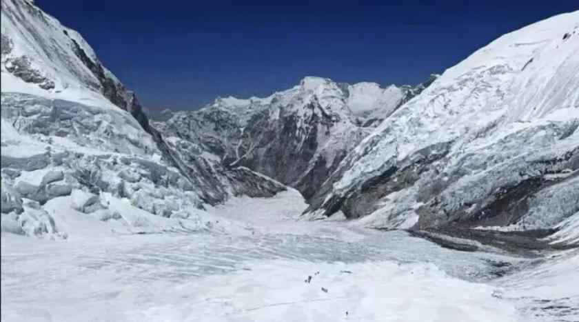 喜马拉雅那层“万年冰盖”，正以比专家预测快一倍的速度往下掉。新报告说，200
