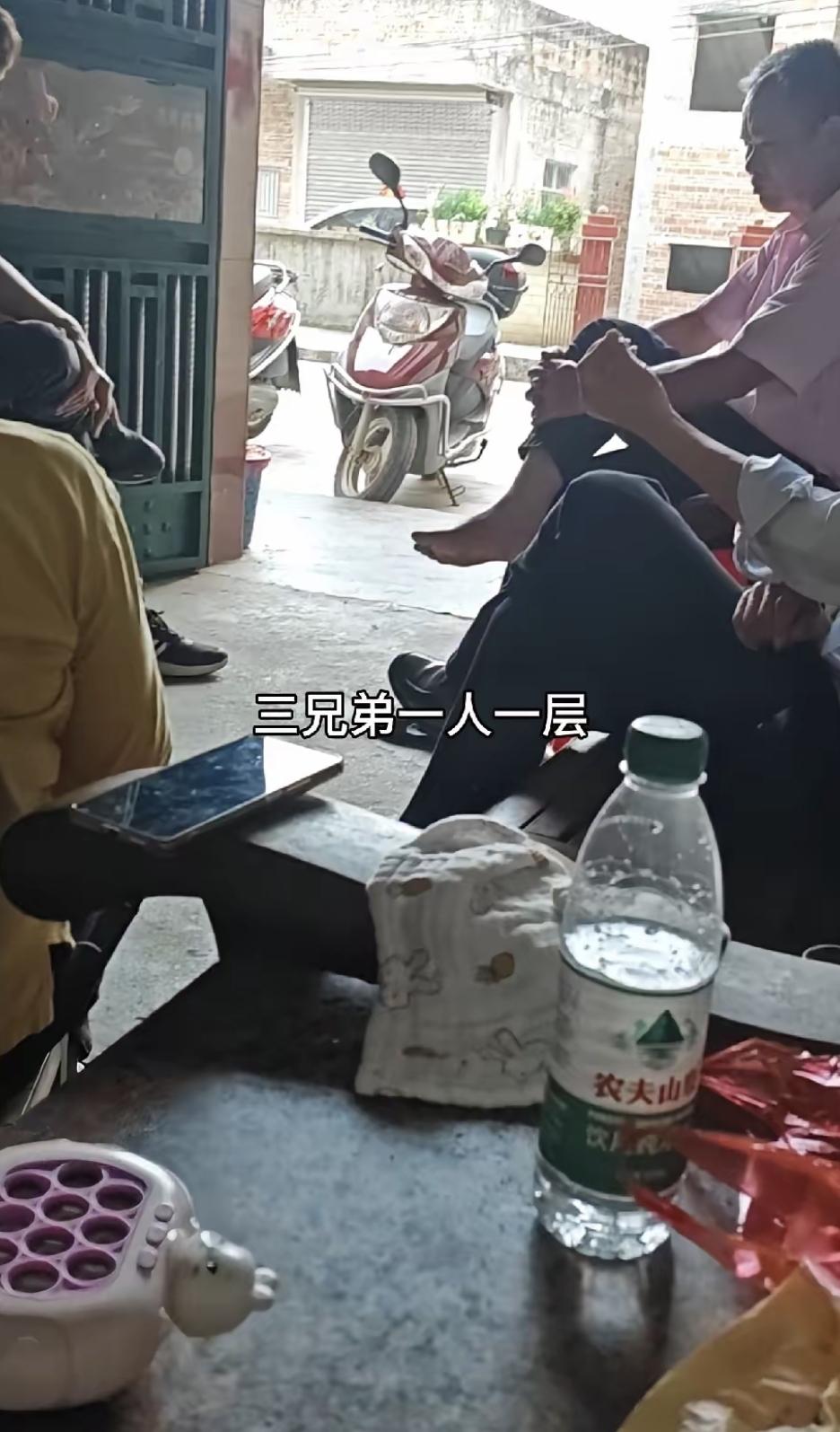 三兄弟共用一块宅基地，抽签分楼层建房，爸妈住一楼，我住四楼。这事说起来简单，做