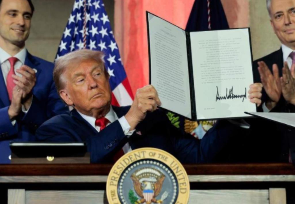 美国对华动手，特朗普签署政令：打倒中国2025年7月23日，特朗普签署最新政