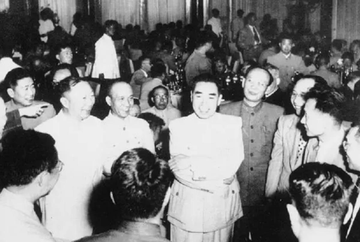 1954年，一伙犹太人秘密来华，并当着周总理的面送上了一份“大礼”，谁知，周总理