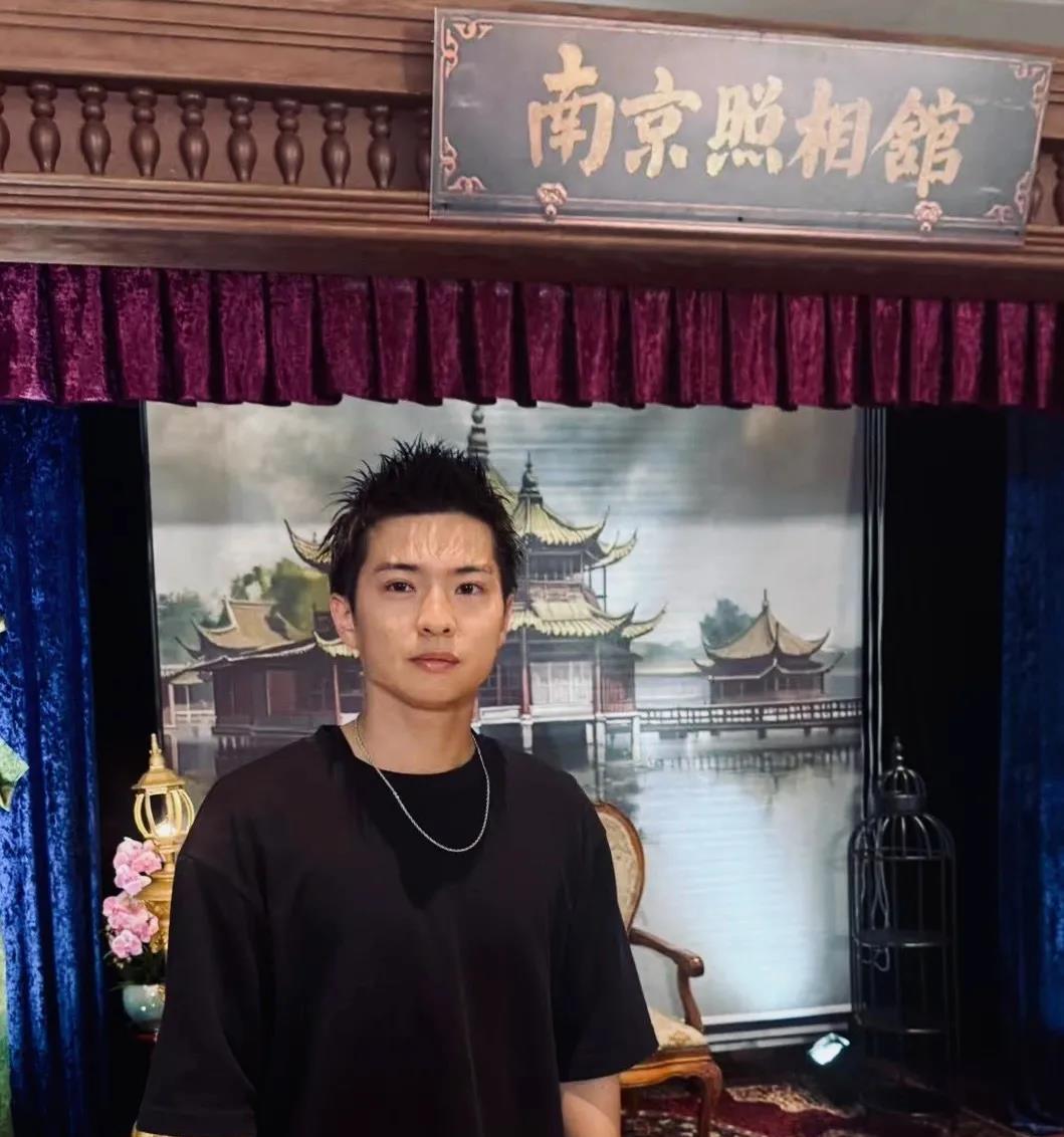 日本演员原岛大地，参加了申奥导演的电影《南京照相馆》的演出。他扮演了一位日本的