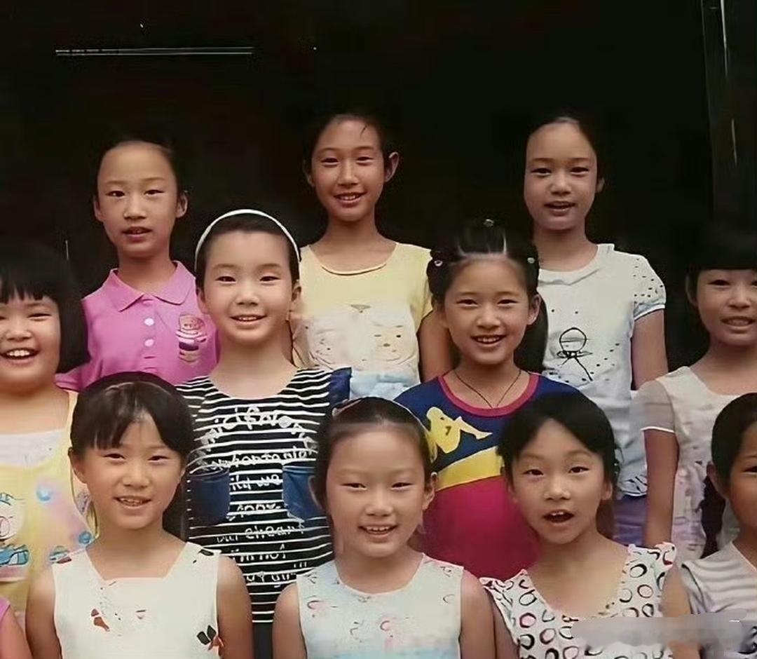 赵露思的小学毕业照，看看能认出哪个是她？