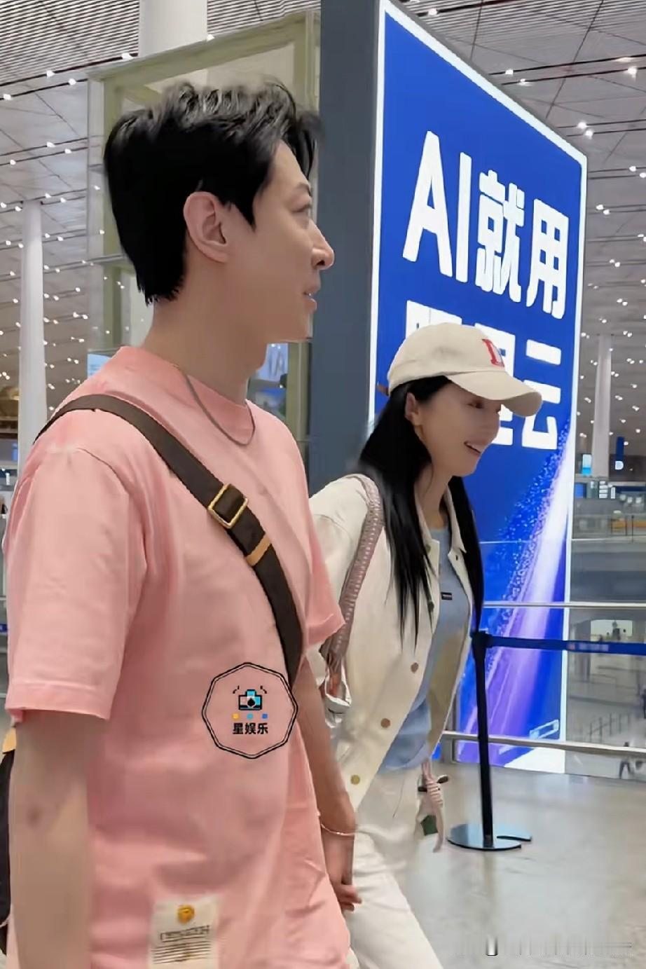 董璇与张维伊牵手现身机场，看董璇望向老公的眼神，便能知晓他们感情有多深厚。二人