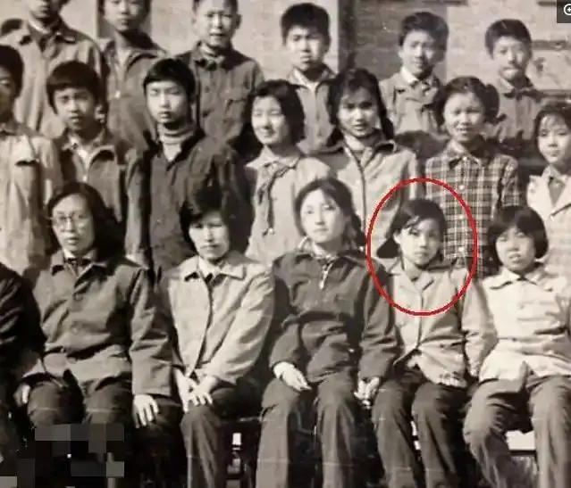 王菲小学就很受欢迎，扎两马尾的她，从小就很拽的样子，与女同学合照还手牵手！​