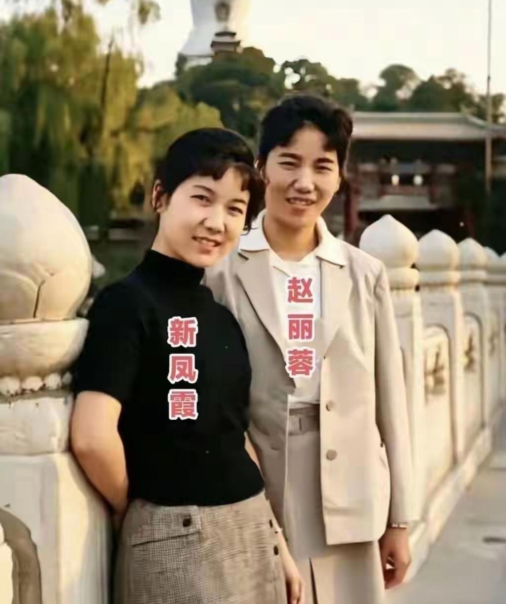 难得一见的珍贵老照片！1963年，北京北海公园的合影😯黑白影像定格旧日时