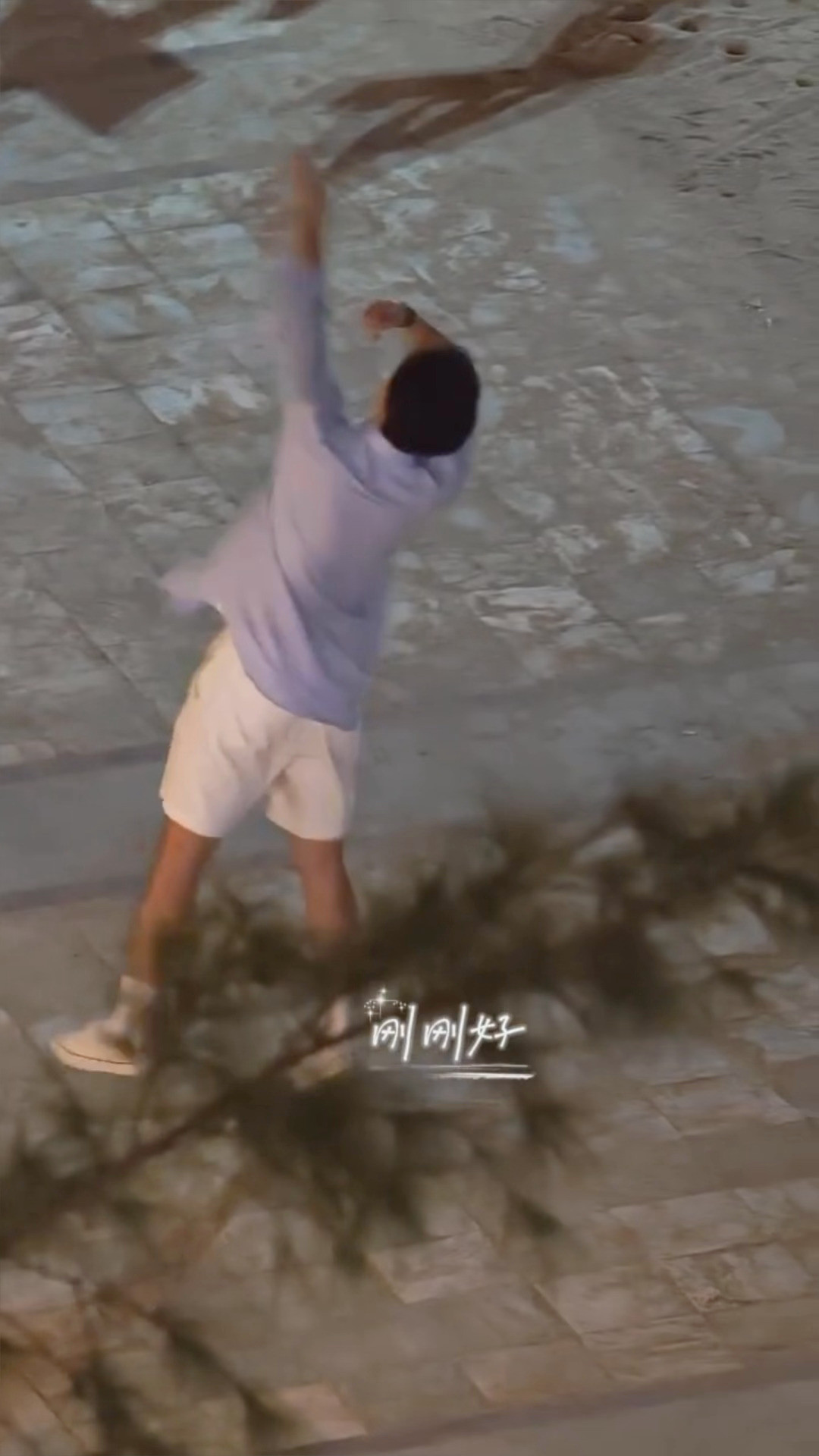 今晚先修图玩玩手机再约好场地明天打打网球，可给孩子憋坏了🎾李现，你说呢