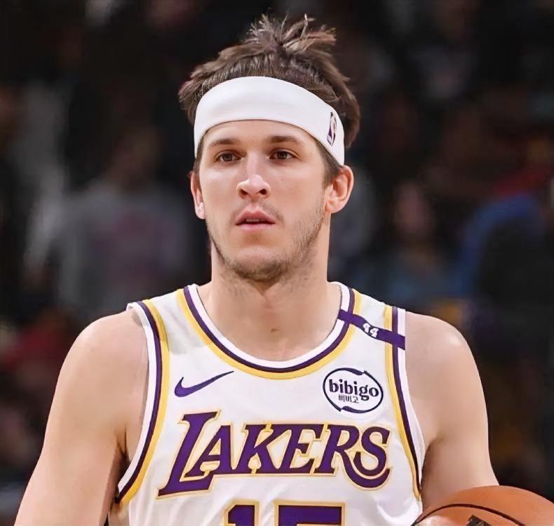 肯纳德绝对不想和里夫斯做队友了！在今天湖人客场以93：99输给火箭的首轮G5中，