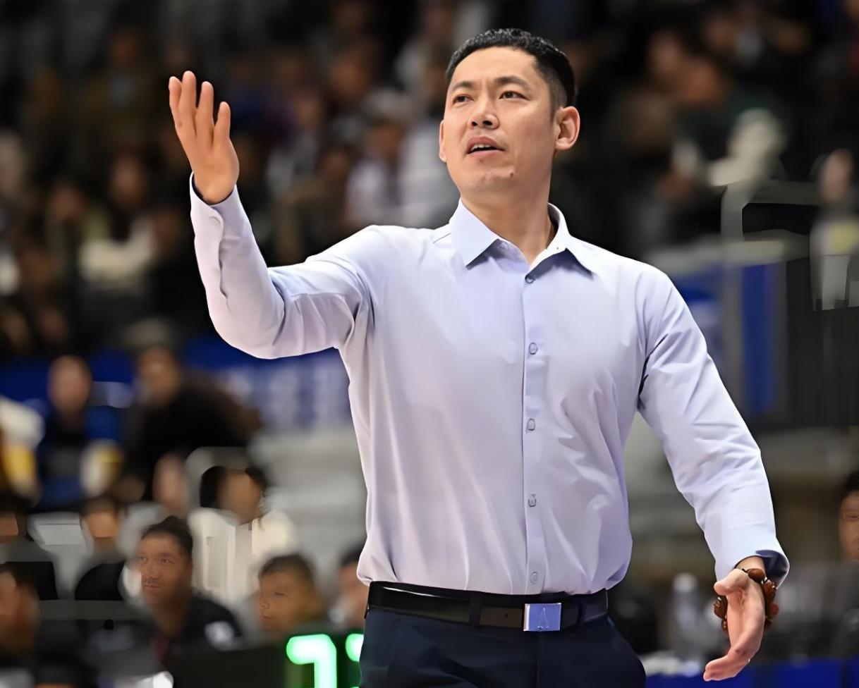 输给新疆队10分！张庆鹏中肯点评，道出了北控队4个输球原因。昨晚，CBA常规赛