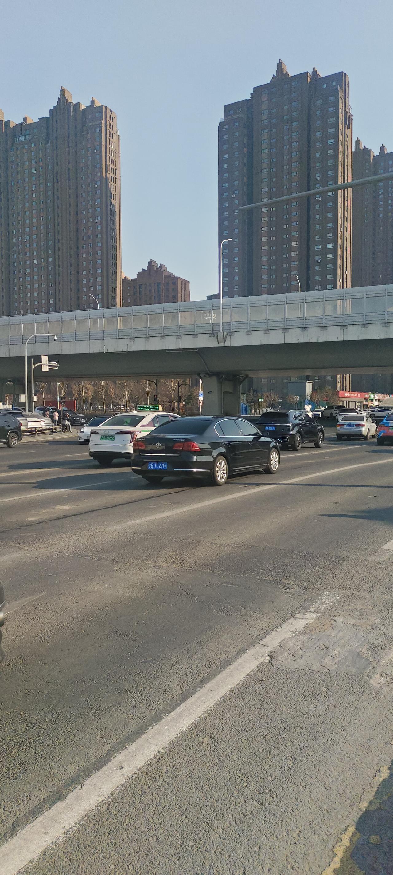 后排乘客到底该不该系安全带据悉从4月1日起全国将统一严格执法后排