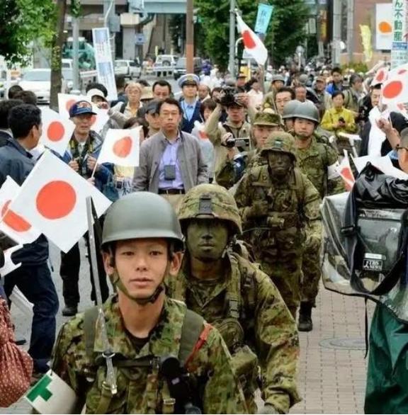 日本是不是在备战？直接说答案，很有可能。日本的国运衰落速度快得惊人，日本的GDP