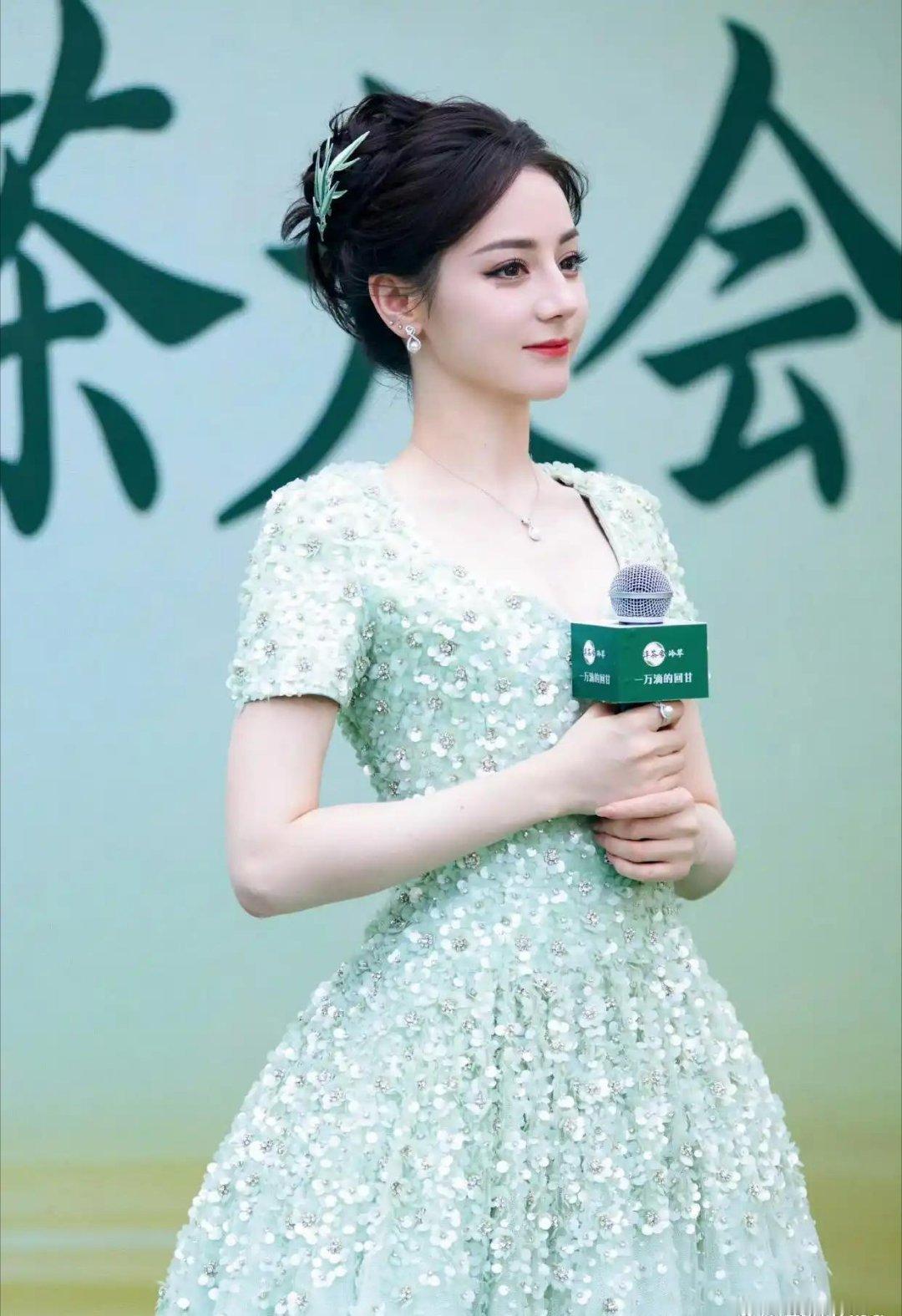 迪丽热巴美出新高度