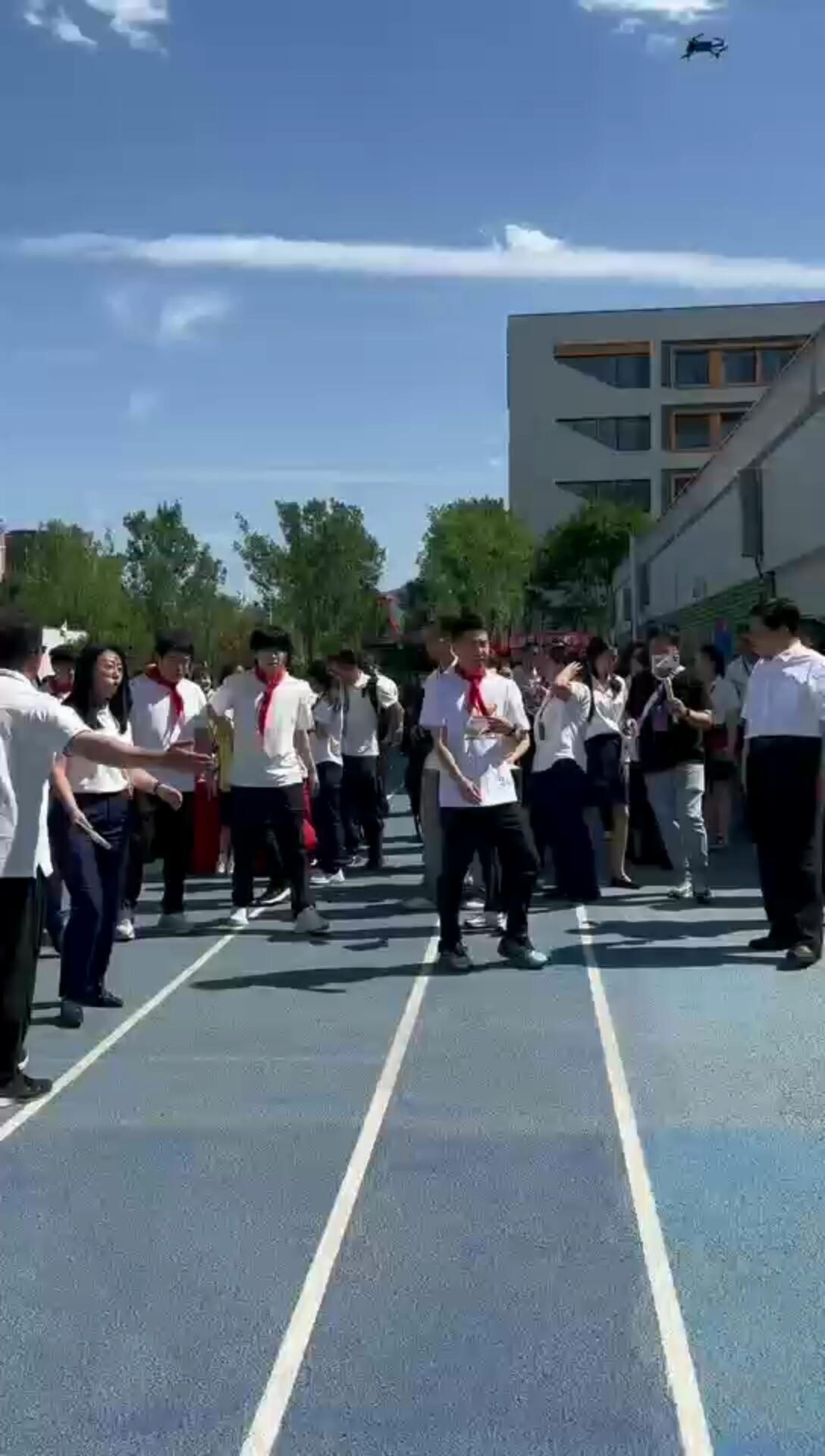 魏桥队的孩子们，都戴了红领巾，小林同学也戴了，还能回去吗！王楚钦带着红领巾，真