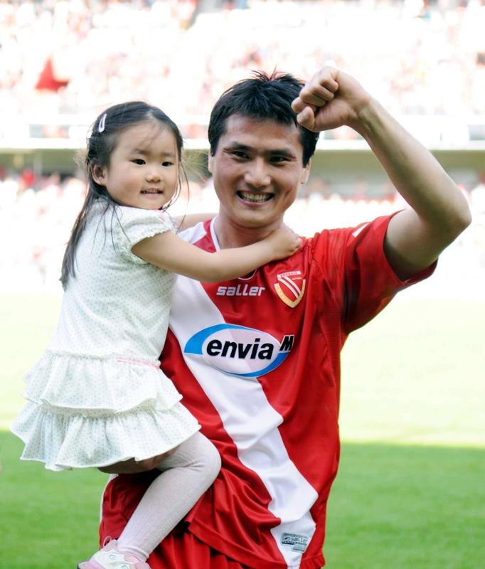 邵佳一执掌国足：从德甲“金左脚”到国家队新帅的转型之路邵佳一的足球人生，从世