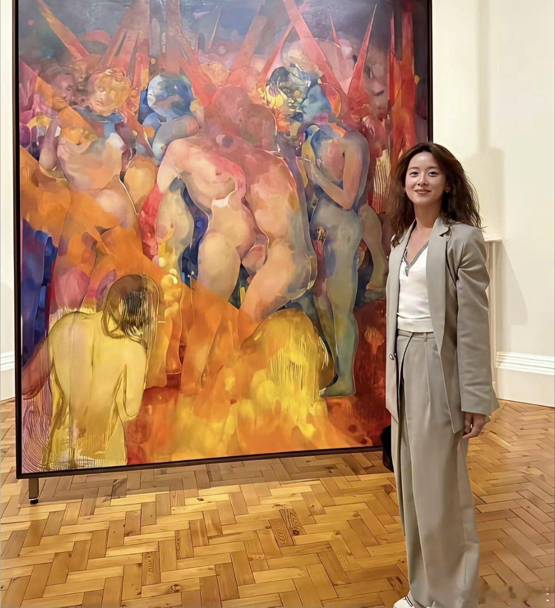 素颜看画展的奶茶妹妹~章泽天，长期两地分居，看看画展消磨寂寞时光挺好的。