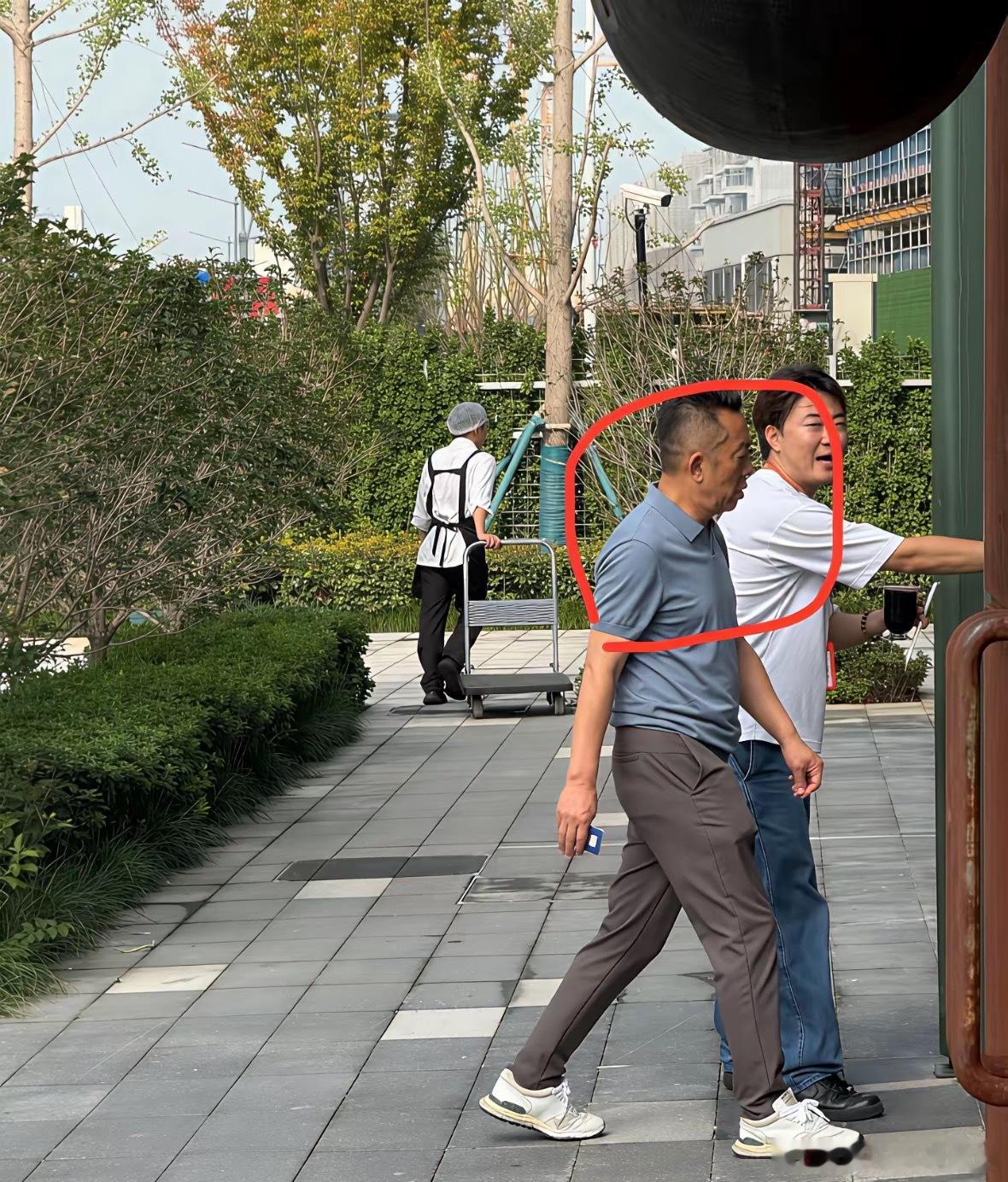 贾国龙彻底败了！不是因为毛毛也不是因为网友的吐槽，而是他自己竟然穿衣服领子放下去
