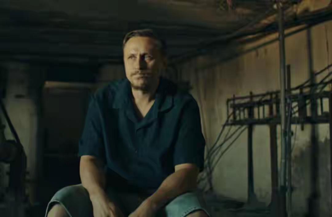 俄军士兵向英媒透露，他们目睹20名战友遭指挥官处决后陈尸坑中。英媒报道：四名