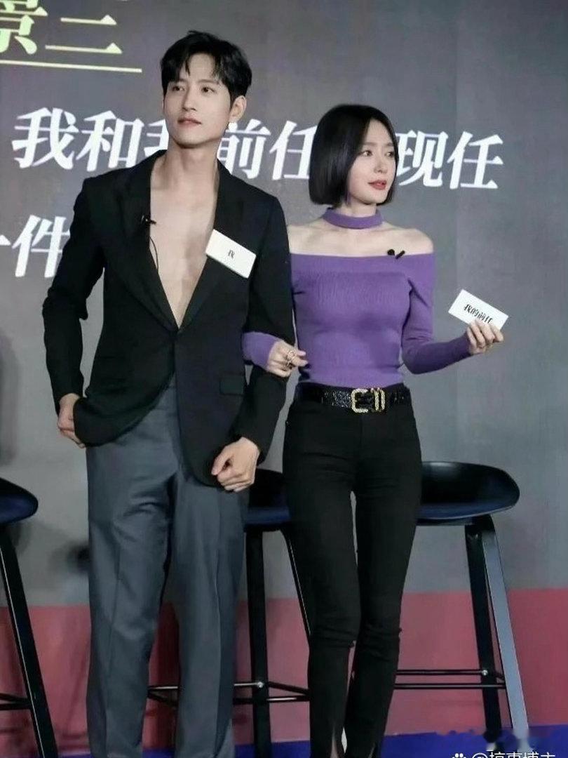 秦岚为什么要在牛仔裤里套上黑丝袜啊？​​​