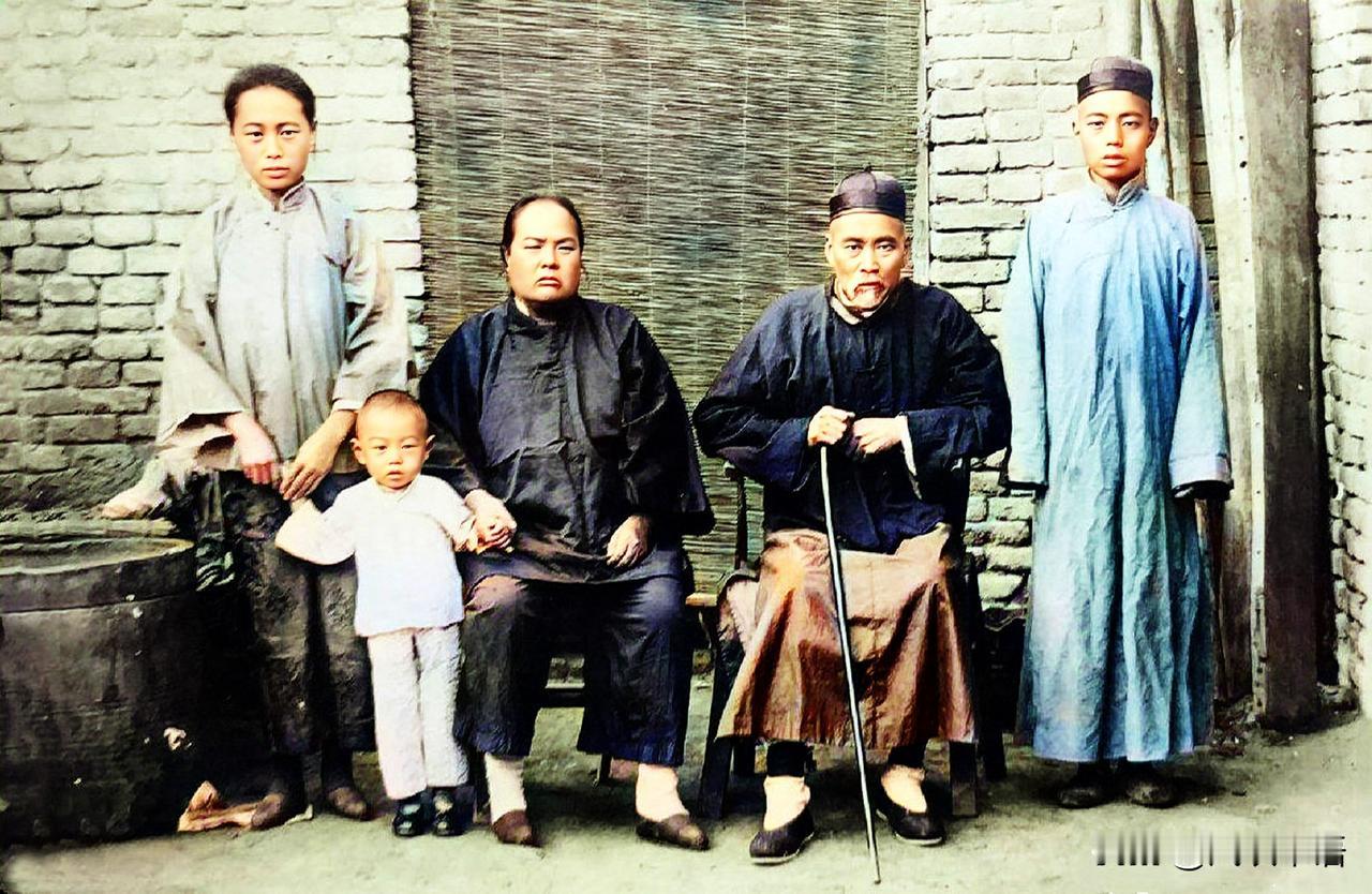民国时期的河南新乡，一个奇怪的家庭组合。坐在前面的老爷子驼背、白胡子，已经用上拐