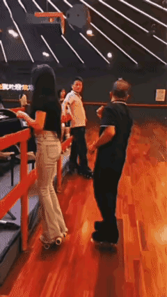 大爷确实厉害，不亚于小年轻，怪不得美女愿意配合，人家有实力啊，不论是经济还是滑轮