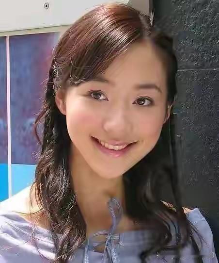 故意炒作女明星的红色背景是何意？小编曾多次在头条上刷到炒作女演员有红色背景的