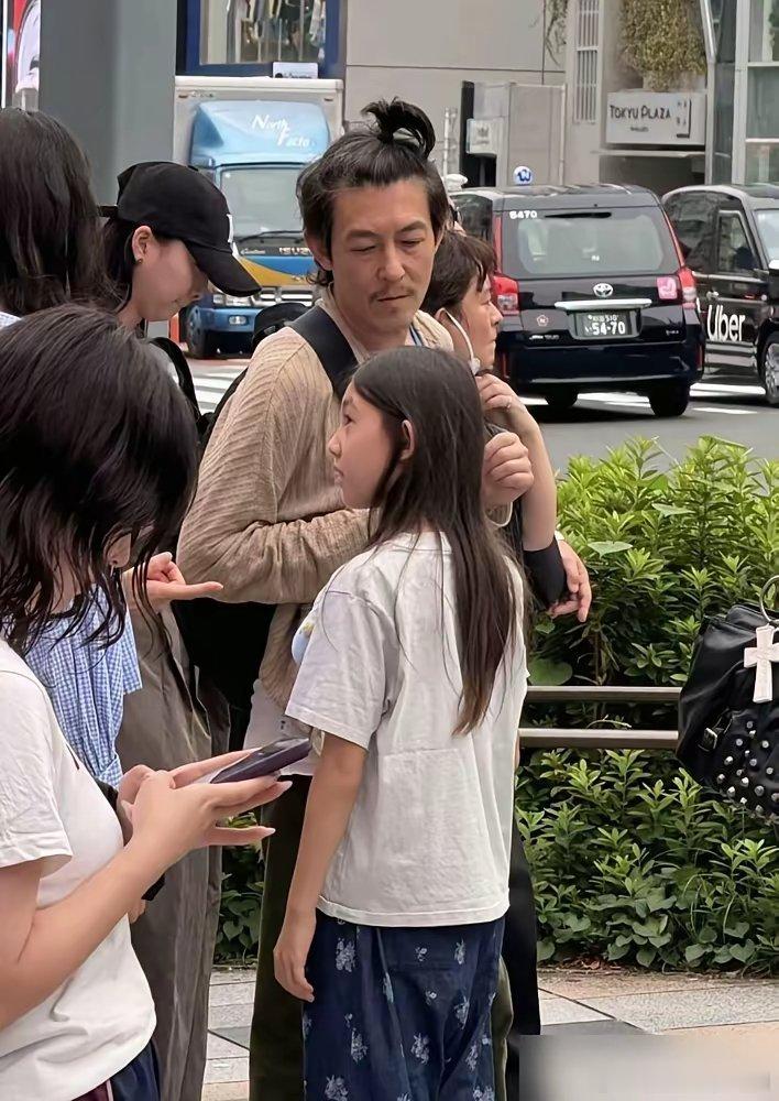 东京街头偶遇陈冠希，瞬间被他手腕上的东西惊到了，这哪像个身价上亿的老板。他扎着冲