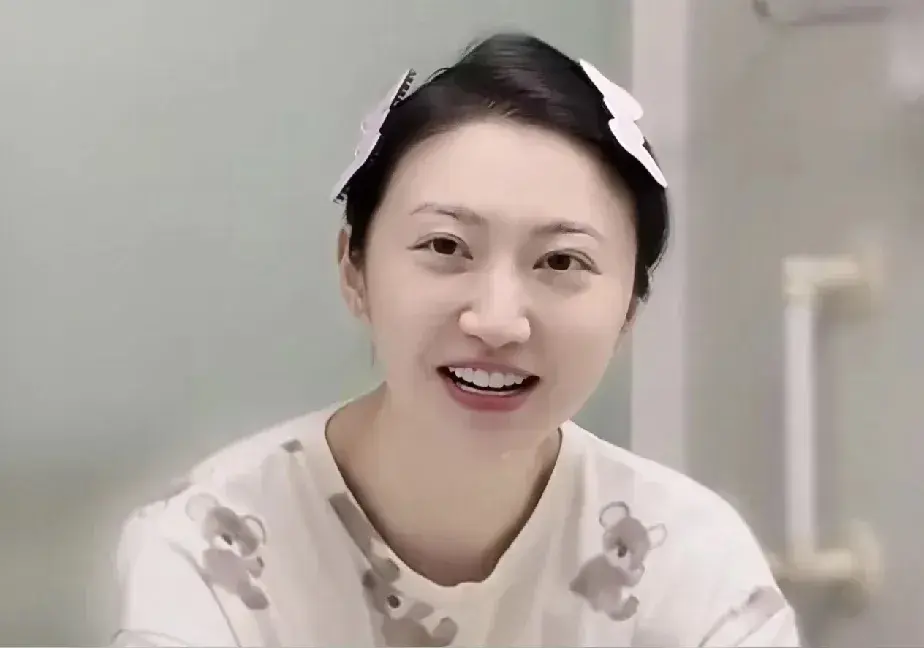 是不是景甜啊！怎么胖成这样子了
