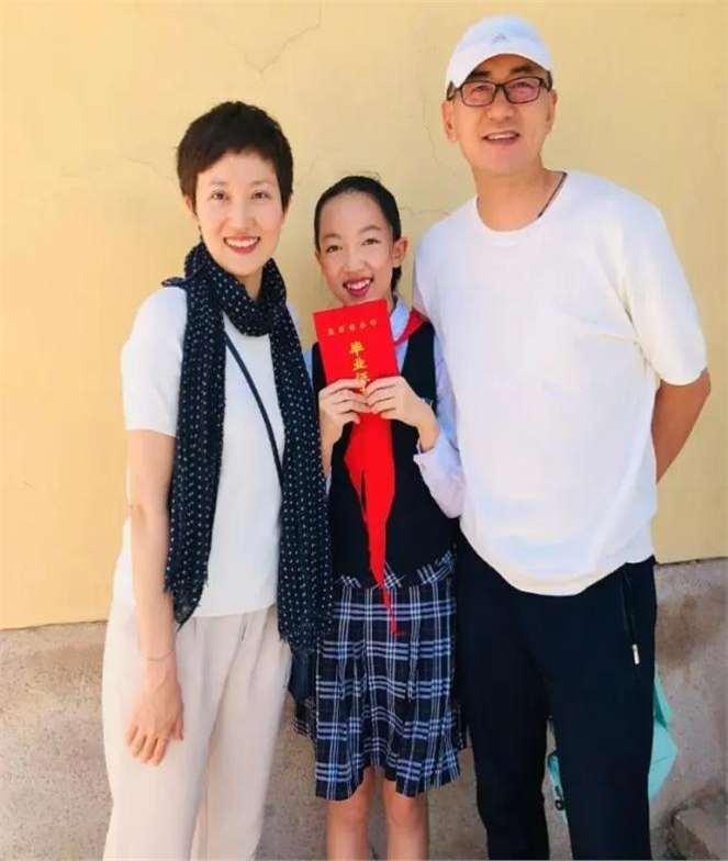 鲁健与郑天亮一家四口同框，男帅女美，其乐融融，生活幸福而温馨鲁健和郑天亮都