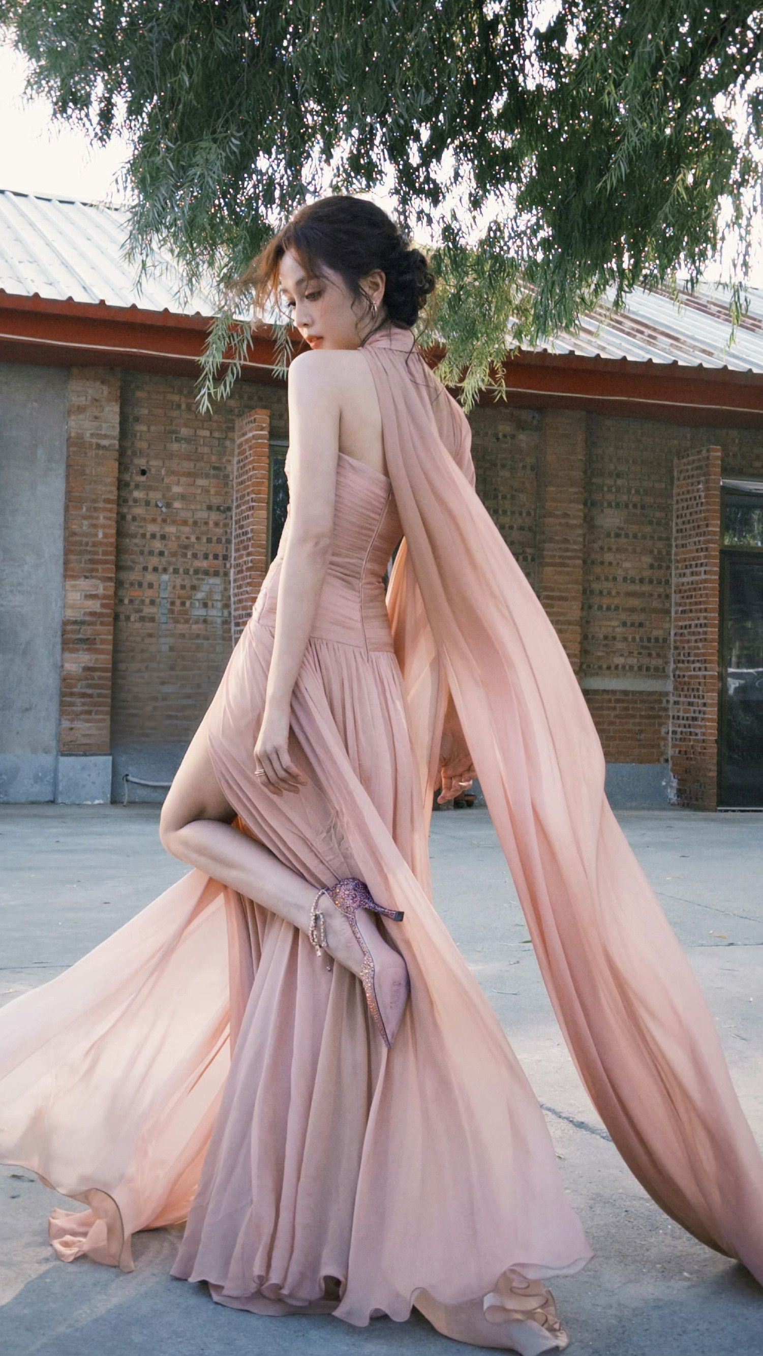 吴宣仪全新穿搭写真：薄纱轻盈，高跟美腿。吴宣仪