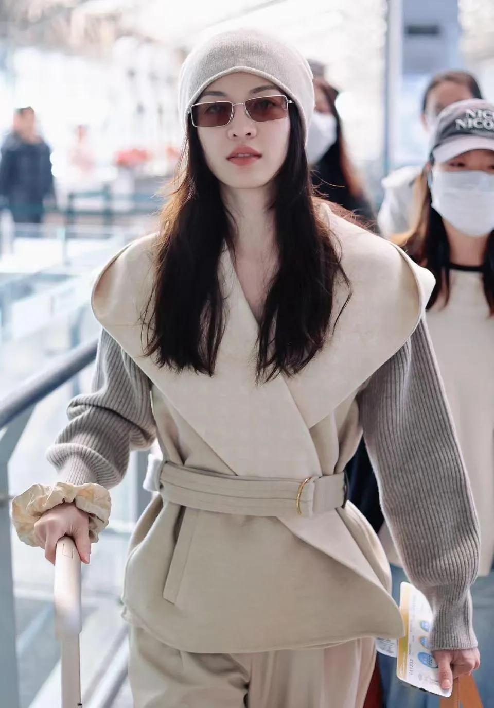 钟楚曦这机场穿搭，高级感都要溢出屏幕了！谁懂啊！钟楚曦这身机场私服也太会了