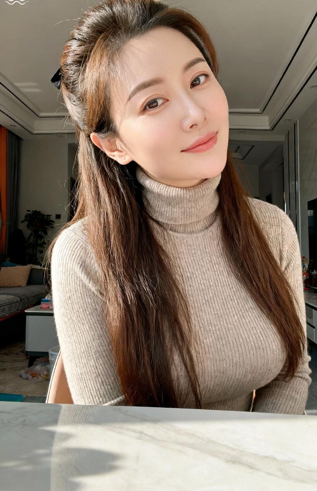 温暖冬日，毛衣女孩，微笑如阳光