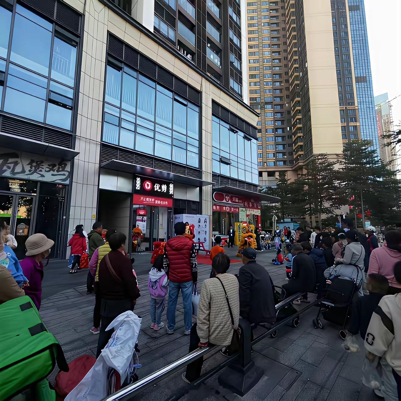 龙华壹方天地隔壁的92平商铺，业主当年1580万买的，如今1100万出售，现在租