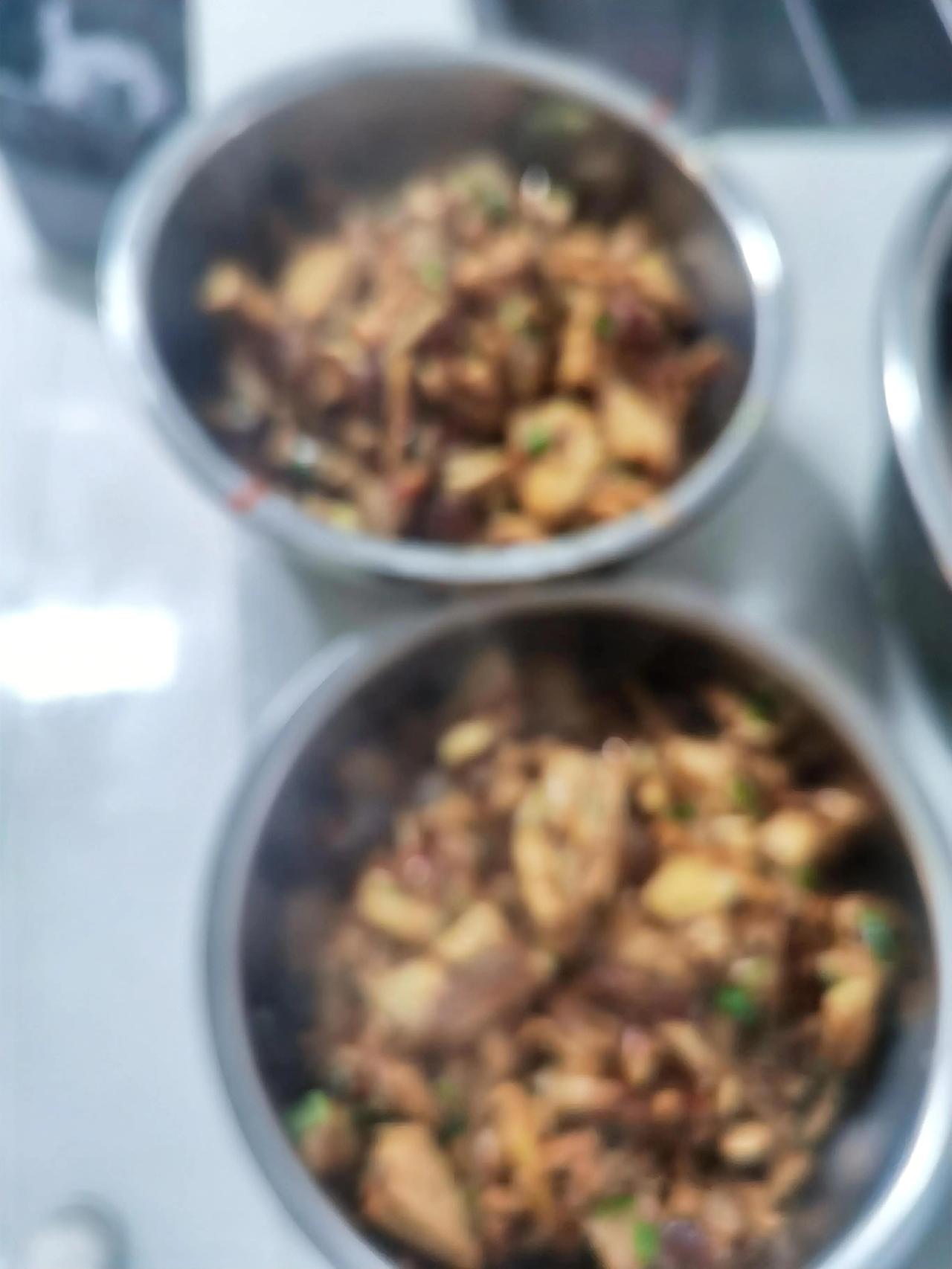 今日食堂菜谱：五花肉炒萝卜干莴笋炒肉炒花菜。人生在世，你能做到几点？