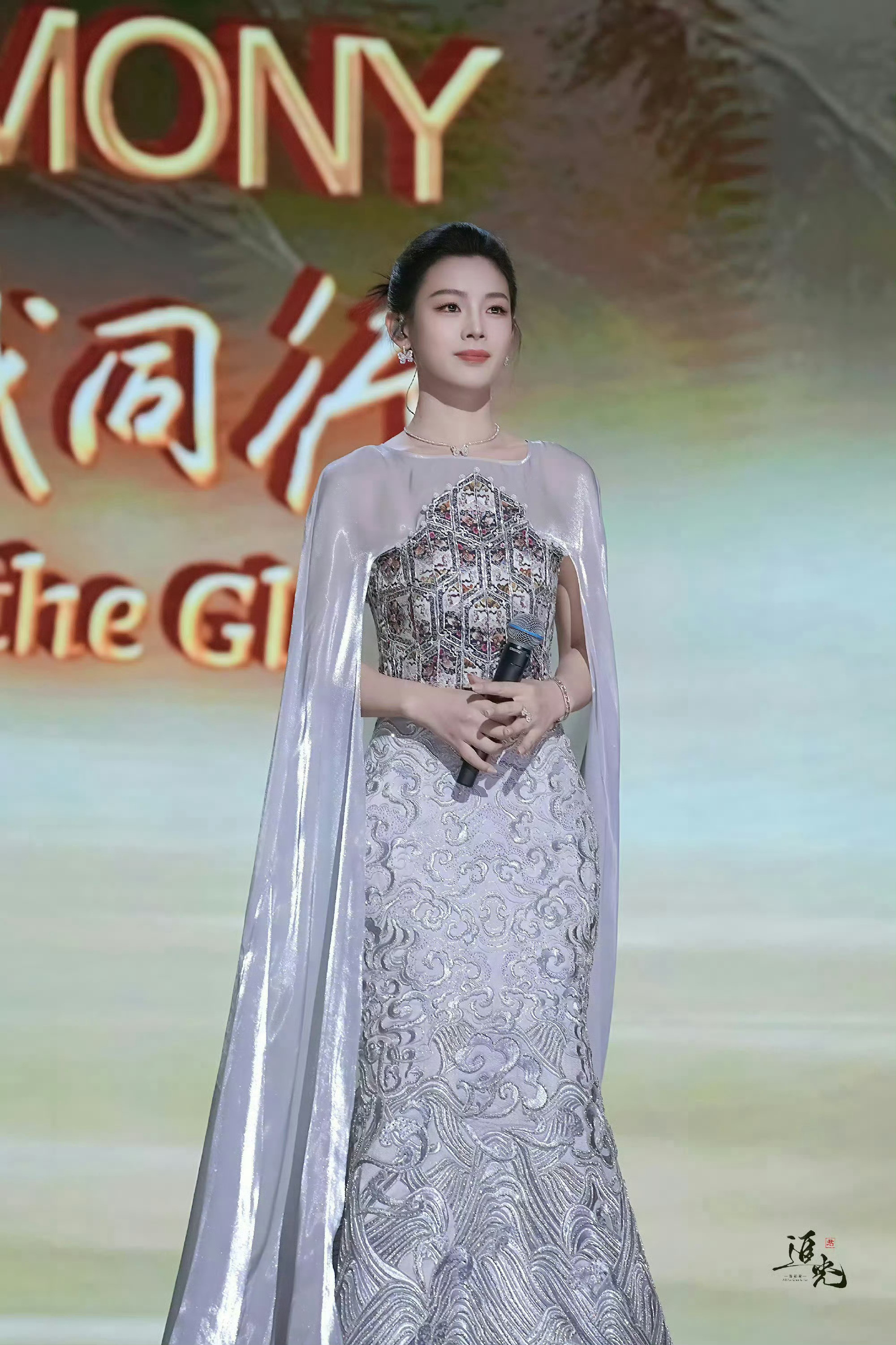 陈丽君这是展现了真正的大气端庄之美，彰显文化自信🐰陈丽君同行舞台气场全开
