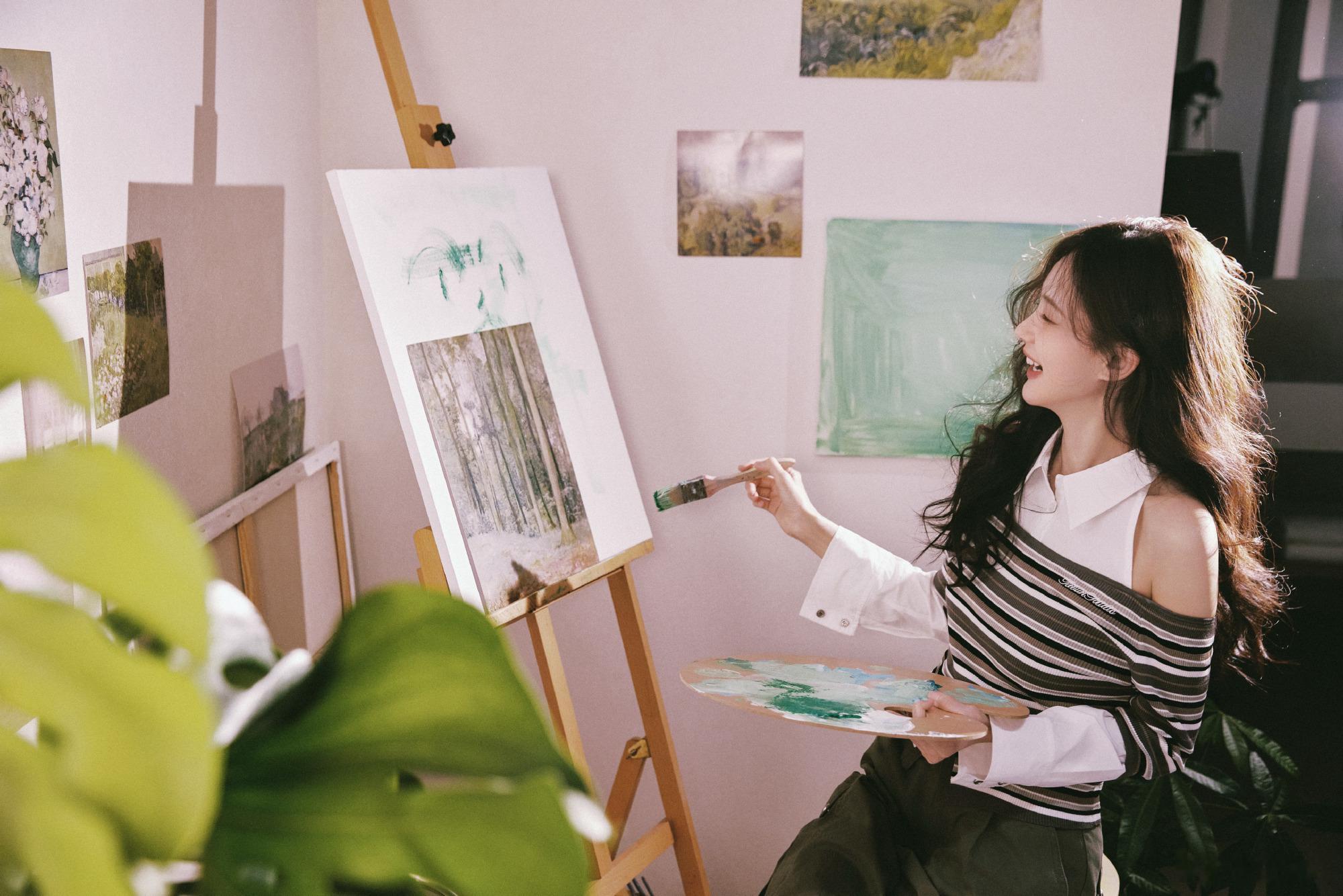 李一桐李一桐余梦更新照片画家李一桐上线🧑‍🎨！好有艺术气息