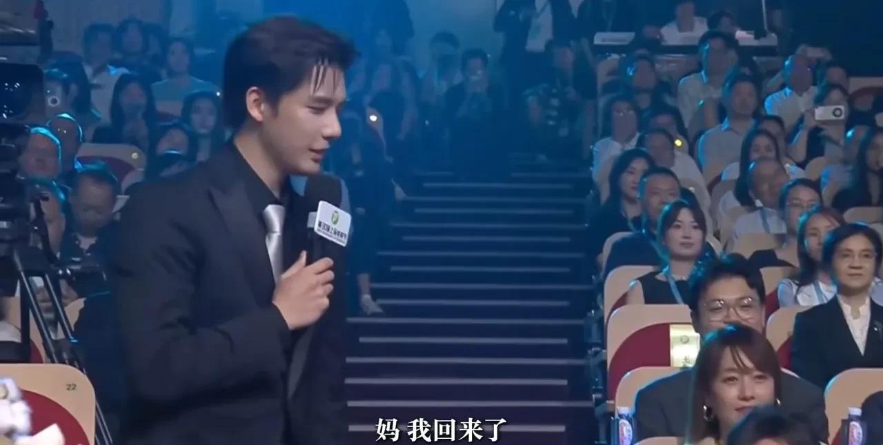 王安宇和闫妮这个互动，真的是经典名场面了王安宇作为主持人，要采访闫妮，开口就是
