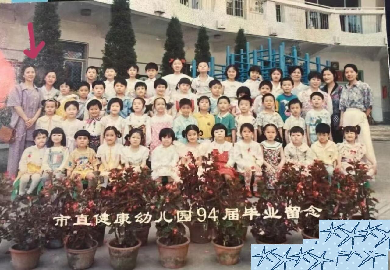 刘亦菲小时候就，稳在C位最左侧是妈妈好有气质